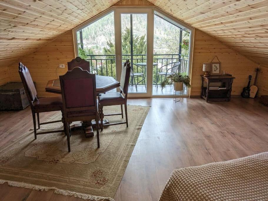 Unforgettable Attic With Balcony In Borjomi Apartment Exterior foto